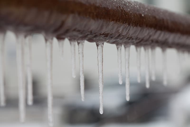How to properly thaw frozen pipes